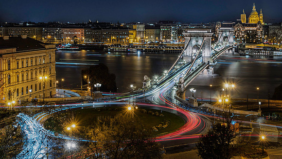 02,SE135,DP,Chain_Bridge_Light_Trails_at_an_Angle.jpg