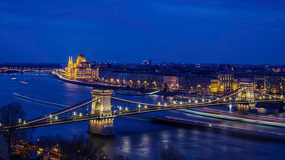 02,SE135,DP,Chain_Bridge_and_Hungarian_Parliament.jpg